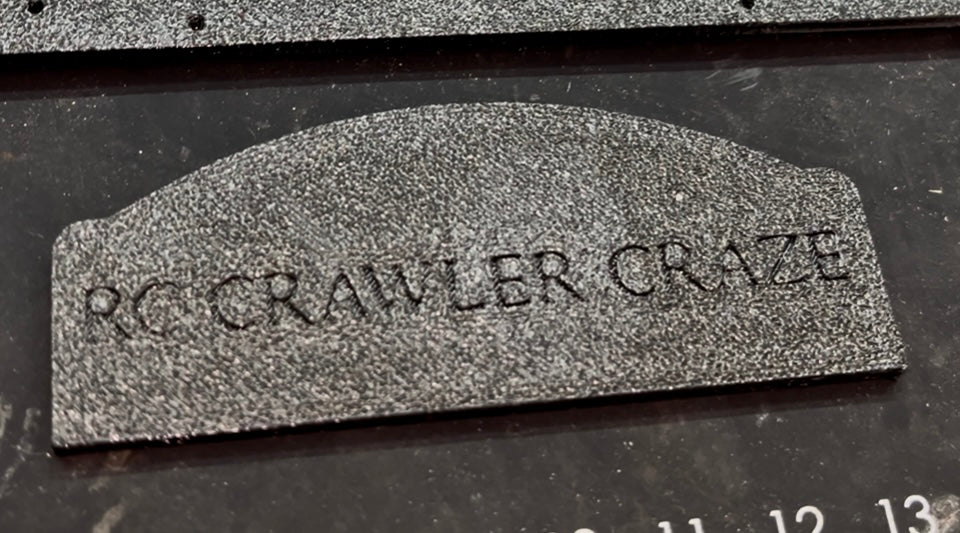 RCCC 1/24 AND 1/18 SCALE RC CRAWLER STAND WITH CUSTOMIZABLE NAME/LOGO PLATE